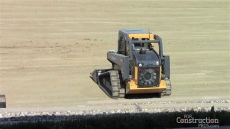 Video: Deere's Switchable Skid Steer Controls, Reversing Fan